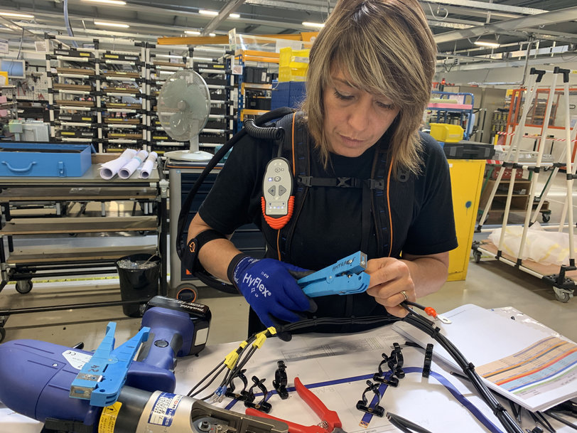 Les femmes sur les chantiers - plus de force dans les mains grâce aux vis à billes d’Eichenberger Gewinde